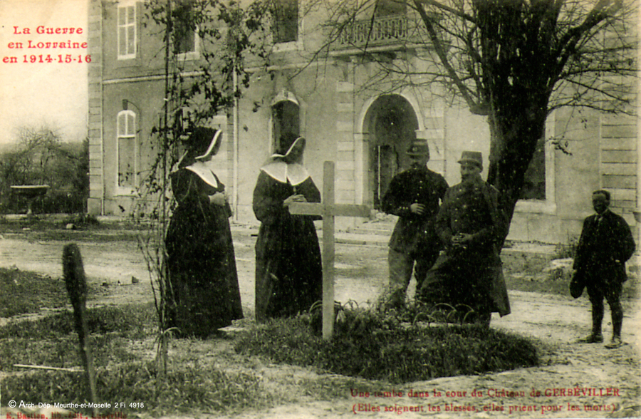La Guerre en Lorraine 1914-1918 - Une tombe dans la cour du château de Gerbéviller (Elles soignent les blessés et prient pour les morts)