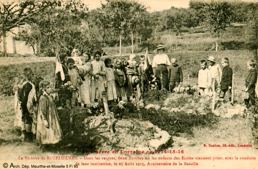 La guerre en Lorraine en 1914-15-16 - La victoire de Rozelieures - Dans les vergers, deux Tombes où les enfants des Écoles viennent prier, sous la conduite de leur institutrice, le 25 août 1915, Anniversaire de la Bataille.
