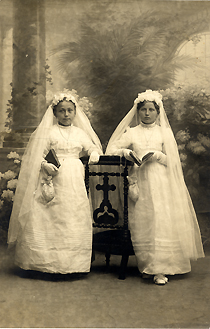 Photographie de deux communiantes, années 1920.