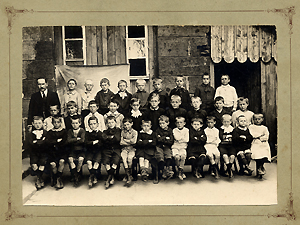 Photographie de classe de l’école de Petitmont, [années 1920].