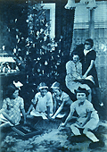 Enfants au pied du sapin de Noël, années 1930. 