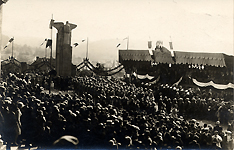 Défilé devant le monument aux morts de Badonviller ­ Souvenir de la décoration de la Légion d'Honneur, 29 septembre 1919.