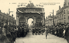 Les troupes présentent les armes devant le cénotaphe, Nancy, 27 juillet 1919.